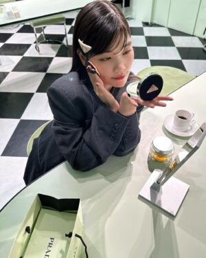 Cent Chihiro Chittiii Instagram - @pradabeauty 

Prada Re-Nylonで作られたデザインが革新的な
プラダビューティの美容液クッションファンデーション
"プラダ メッシュ クッション"が 1月15日に
先行発売されるそうで体験にいってきました✴︎
美容液たっぷり入ったファンデーションで
肌にも負担をかけずに薄づきの素肌感が
とーってもよかった

@megumikuji_luckhair 
@koromoishigaya 

#pradabeauty 
#プラダビューティ
#pr
