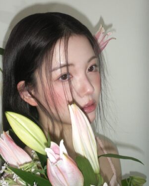 Chae Soo-ah Instagram - 빨간 주근깨 콕콕과 함께 2025년 행복했던 첫 촬영🌸🤍 최고의 조합<3