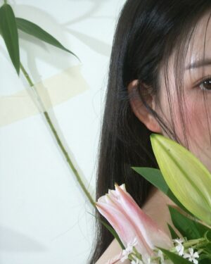 Chae Soo-ah Instagram - 빨간 주근깨 콕콕과 함께 2025년 행복했던 첫 촬영🌸🤍 최고의 조합<3