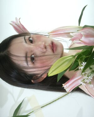 Chae Soo-ah Instagram - 빨간 주근깨 콕콕과 함께 2025년 행복했던 첫 촬영🌸🤍 최고의 조합<3