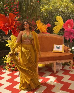 Chandni Bhabhda Instagram - Haldi ka rang hai yeh ishq ka rang 🫶♥️

Outfit : @sshilpasamriya 
Jewellery: @rubans.in 
Styled by : @sakshi_sardaa 

#chandnimimic #Mannmilgaye
