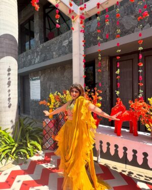 Chandni Bhabhda Instagram - Haldi ka rang hai yeh ishq ka rang 🫶♥️

Outfit : @sshilpasamriya 
Jewellery: @rubans.in 
Styled by : @sakshi_sardaa 

#chandnimimic #Mannmilgaye