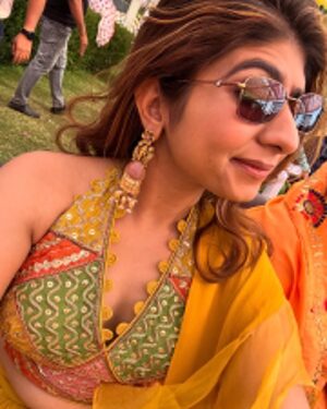 Chandni Bhabhda Instagram - Haldi ka rang hai yeh ishq ka rang 🫶♥️

Outfit : @sshilpasamriya 
Jewellery: @rubans.in 
Styled by : @sakshi_sardaa 

#chandnimimic #Mannmilgaye