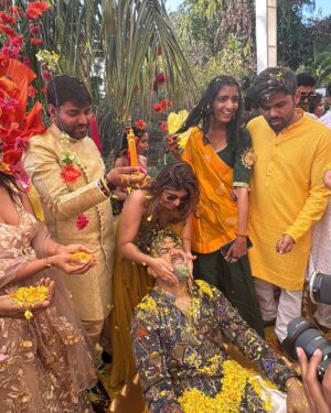 Chandni Bhabhda Instagram - Haldi ka rang hai yeh ishq ka rang 🫶♥️

Outfit : @sshilpasamriya 
Jewellery: @rubans.in 
Styled by : @sakshi_sardaa 

#chandnimimic #Mannmilgaye