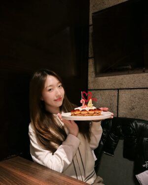 Chanel Wang Instagram - Hello 24 🌼🍯🥨🌦️