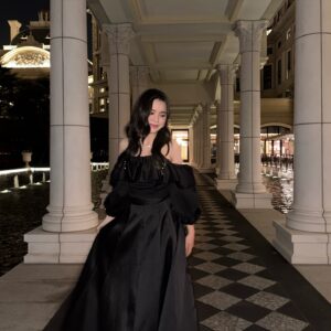Chantel Yiu Instagram - 人生第一個萬千星輝獎項，感覺好不真實
再次感謝愛我的人和單位✨

當天台上漏了答謝 styling, hair, makeup team
感謝你們這幾年每次的努力令我可以靚靚出席每個活動

我會繼續努力的～

Stylist  @hermanwongheng
Styling assistant  @kimiliiiiiii
Wardrobe @portionstudio
Shoes @alexandermcqueen 
Jewellery @ChowTaiFookJewellery
Makeup @mr.kingyip @kingsmakeup
Hair @hugopoon.hairstylist