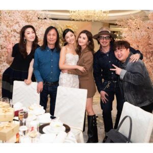 Charlene Choi Instagram - 好感動嘅一個婚禮👰🏻‍♀️🤵🏻‍♂️

#我眼濕濕 🥹
#坐我隔籬姓容嗰位喊到呢 🤣

真係好戥 @michellewsn 開心🥰
大家認識咗咁多年
一齊成長
大家各自嘅經歷都看在眼裏
真係好希望你以後要狠狠咁幸福美滿
老公聽晒你話！錫到你燶！
因為你值得擁有一切美好 💕