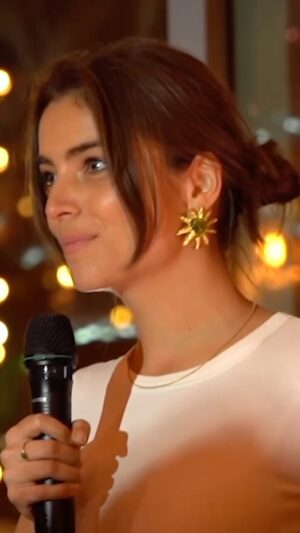 Charlotte Lemay Instagram - Quelques bribes de discours @hellolesfourmis 
J’étais terrifiée… c’est la première fois que je fais ça 🥲
Merci @floraghebali et longue vie aux fourmis 🐜 🤍