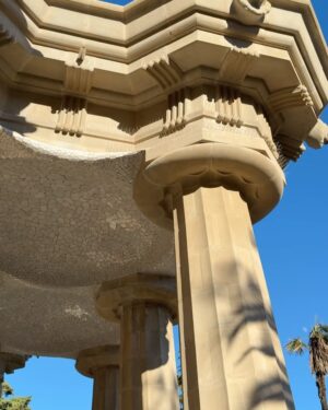 Charlotte Lemay Instagram - ✨ Les Colonnes Magiques de Gaudí ✨

Les colonnes sinueuses du Park Güell ne sont pas là par hasard : Gaudí a imaginé ces structures pour soutenir les promenades tout en imitant les formes organiques des arbres. Un bijou d’ingéniosité et de poésie ! Comme si la nature avait sculpté ce lieu. 💚🏛️🌳 

#ParkGuell #GaudiMagic #TravelInspiration #Barceloneentrain #interrail