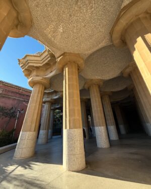 Charlotte Lemay Instagram - ✨ Les Colonnes Magiques de Gaudí ✨

Les colonnes sinueuses du Park Güell ne sont pas là par hasard : Gaudí a imaginé ces structures pour soutenir les promenades tout en imitant les formes organiques des arbres. Un bijou d’ingéniosité et de poésie ! Comme si la nature avait sculpté ce lieu. 💚🏛️🌳 

#ParkGuell #GaudiMagic #TravelInspiration #Barceloneentrain #interrail