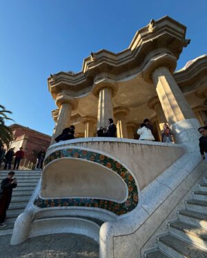 Charlotte Lemay Instagram - ✨ Les Colonnes Magiques de Gaudí ✨

Les colonnes sinueuses du Park Güell ne sont pas là par hasard : Gaudí a imaginé ces structures pour soutenir les promenades tout en imitant les formes organiques des arbres. Un bijou d’ingéniosité et de poésie ! Comme si la nature avait sculpté ce lieu. 💚🏛️🌳 

#ParkGuell #GaudiMagic #TravelInspiration #Barceloneentrain #interrail