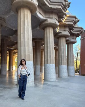 Charlotte Lemay Instagram - ✨ Les Colonnes Magiques de Gaudí ✨

Les colonnes sinueuses du Park Güell ne sont pas là par hasard : Gaudí a imaginé ces structures pour soutenir les promenades tout en imitant les formes organiques des arbres. Un bijou d’ingéniosité et de poésie ! Comme si la nature avait sculpté ce lieu. 💚🏛️🌳 

#ParkGuell #GaudiMagic #TravelInspiration #Barceloneentrain #interrail