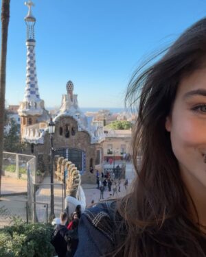 Charlotte Lemay Instagram - ✨ Les Colonnes Magiques de Gaudí ✨

Les colonnes sinueuses du Park Güell ne sont pas là par hasard : Gaudí a imaginé ces structures pour soutenir les promenades tout en imitant les formes organiques des arbres. Un bijou d’ingéniosité et de poésie ! Comme si la nature avait sculpté ce lieu. 💚🏛️🌳 

#ParkGuell #GaudiMagic #TravelInspiration #Barceloneentrain #interrail