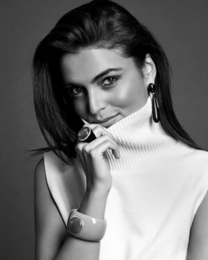 Charlotte Lemay Instagram - I don’t post many of my modeling shoots here anymore...
This one is for jewelry with photographer Sven Geboers 📷🖤 
Thanks @leon_martens_juwelier for having me! 
and the great @sarraferiani for the makeup and hair 

@ink_antwerp @geboerssven #jewelry