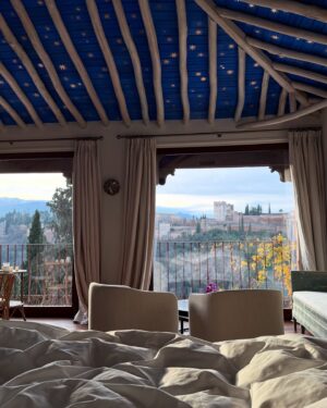 Charlotte Lemay Instagram - Holà Granada ♥️
And sorry I didn’t iron my shirt mom 🥲

Ps: aucun avion n’a été pris pour arriver dans ce paradis sur Terre #Train1Avion0 
* no flight was taken to go to this Paradise on Earth