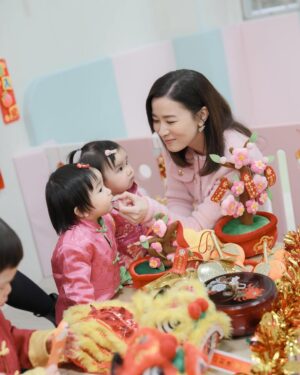 Charmaine Sheh Instagram - 幸福唔係必然嘅，身在福中要知福，種善因得善果，發自內心的善，正是福報所在。

香港保良局，146年嚟為社會不斷布施，為有需要嘅人提供悉心、呵護、吻合嘅幫助，令孩童、老人、弱勢婦孺、殘疾人士重拾溫暖，重新融入社會，呢種互助互愛嘅精神，非常值得我哋去學習及參與。

好開心可以成為「保良局傳承愛心大使」，俾機會我去做一啲利益大眾嘅事，分享我哋嘅愛，一齊去感受助人嘅喜悅，貢獻我哋嘅一份心力，善心同行。

@poleungkuk