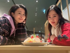 Charmaine Sheh Instagram - 契女喺澳洲返咗嚟成兩個幾月，因為我拍緊劇，居然一日都抽唔到出嚟見一面，好彩喺佢走之前我部戲殺青，終於可以約食飯同佢傾吓偈。

我哋食完Yakiniku之後研究緊去邊，Mui Mui突然好興奮咁話：「我諗到喇，契媽我想走之前食多一次pancake呀！」雖然我飽到爆，當然都會陪佢去啦～

去到門口佢已經指住張相話：「我要食士多啤梨嗰個！」
坐低咗，我係咁望住個Menu，佢問我想食咩…
我話：「其實我好想飲cappuccino」
佢話：「飲囉～」
我話：「但我驚瞓唔着，而家已經九點幾啦喎⋯」
佢話：「你聽日要返工咩？要早起身咩？」
我話：「唔使呀。」
佢話：「咁咪係囉，想飲就飲啦，我而家唔理㗎，總之我好想  做一件事，或者食一樣嘢，我話知佢肥唔肥，我都照食咗先，滿足咗自己先，開心咗先！你飲啦～」

最後，我真係叫咗杯Cappuccino，飲完第一啖之後，佢問我：「係咪好正呢？」，我好滿足好冧咁點點頭～ 

佢提醒咗我寶貴嘅四個字「及時行樂」，有時會不知不覺比自己一啲規限，所以要時不時提醒自己，做自己鍾意嘅嘢，氹吓自己開心，活在當下！

@chicnoon #thankyou #❤️