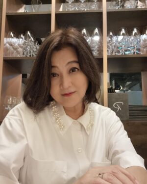Chen Liping Instagram - 📢🔊 ANNOUNCEMENT

I have decided to leave The Celebrity Agency(Mediacorp). This decision feels like both a Graduation and a New Beginning. 
 
#2025 marks my 40th year in the industry..a milestone filled with Gratitude, Memories, and Growth. 

60 is the new 40! ❤️❤️ #SG60

Is 60 the age to restart a career? To dream bigger? To charge forward?

As I step into this new chapter, I’ll continue pouring my heart into my craft as an actor. 

Thank you, Singapore TV, and all my fans, for your unwavering support.You guys are always the ones keeping me going. Without you, there would be no “Aiyoyo 陈莉萍” or the beloved classics we’ve created together. 

Forever grateful to SBC/TCS/Mediacorp for shaping my journey. Let’s continue to create magic together.

60是新的40！❤️❤️ #SG60

从“新”出发❤️继续从“心”出发 #2025 💪💪

#2025 是我从业40年的里程碑，充满感恩、回忆与成长。决定不再续约(新传媒)星艺经纪 @the_celebrityagency ，这既像是失业？毕业？也像是一个全新的开始。

步入人生新阶段，我会继续全心全意投入到我的演艺事业中。

#2025 
步入60岁
进入我们新加坡的#SG60
来个六六大顺吧
怎感觉有种#中年危机 感呢！？ 

60岁是重新开始事业的年纪吗？是敢于追梦、继续拼搏的年纪吗？ 

感谢新加坡电视台, 更感谢观众朋友们一直以来的支持与爱戴。你们一直是支撑我前进的动力.因为有你们，才有“哎哟哟 陈莉萍”，也有这些年来深受大家喜爱的经典作品。
现在或未来，无论在哪儿，因为有你的爱，我会继续坚持下去的..

感恩新广（SBC）、新视（TCS）、新传媒（Mediacorp），是你们成就了今天的我。让我们继续一起创造更多经典吧！ 

#感恩 #SG60 #步入60岁 #自由艺人 #演艺人生