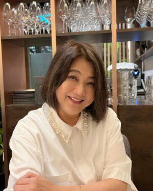 Chen Liping Instagram - 📢🔊 ANNOUNCEMENT

I have decided to leave The Celebrity Agency(Mediacorp). This decision feels like both a Graduation and a New Beginning. 
 
#2025 marks my 40th year in the industry..a milestone filled with Gratitude, Memories, and Growth. 

60 is the new 40! ❤️❤️ #SG60

Is 60 the age to restart a career? To dream bigger? To charge forward?

As I step into this new chapter, I’ll continue pouring my heart into my craft as an actor. 

Thank you, Singapore TV, and all my fans, for your unwavering support.You guys are always the ones keeping me going. Without you, there would be no “Aiyoyo 陈莉萍” or the beloved classics we’ve created together. 

Forever grateful to SBC/TCS/Mediacorp for shaping my journey. Let’s continue to create magic together.

60是新的40！❤️❤️ #SG60

从“新”出发❤️继续从“心”出发 #2025 💪💪

#2025 是我从业40年的里程碑，充满感恩、回忆与成长。决定不再续约(新传媒)星艺经纪 @the_celebrityagency ，这既像是失业？毕业？也像是一个全新的开始。

步入人生新阶段，我会继续全心全意投入到我的演艺事业中。

#2025 
步入60岁
进入我们新加坡的#SG60
来个六六大顺吧
怎感觉有种#中年危机 感呢！？ 

60岁是重新开始事业的年纪吗？是敢于追梦、继续拼搏的年纪吗？ 

感谢新加坡电视台, 更感谢观众朋友们一直以来的支持与爱戴。你们一直是支撑我前进的动力.因为有你们，才有“哎哟哟 陈莉萍”，也有这些年来深受大家喜爱的经典作品。
现在或未来，无论在哪儿，因为有你的爱，我会继续坚持下去的..

感恩新广（SBC）、新视（TCS）、新传媒（Mediacorp），是你们成就了今天的我。让我们继续一起创造更多经典吧！ 

#感恩 #SG60 #步入60岁 #自由艺人 #演艺人生