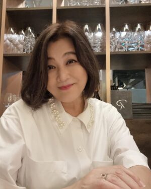 Chen Liping Instagram - 📢🔊 ANNOUNCEMENT

I have decided to leave The Celebrity Agency(Mediacorp). This decision feels like both a Graduation and a New Beginning. 
 
#2025 marks my 40th year in the industry..a milestone filled with Gratitude, Memories, and Growth. 

60 is the new 40! ❤️❤️ #SG60

Is 60 the age to restart a career? To dream bigger? To charge forward?

As I step into this new chapter, I’ll continue pouring my heart into my craft as an actor. 

Thank you, Singapore TV, and all my fans, for your unwavering support.You guys are always the ones keeping me going. Without you, there would be no “Aiyoyo 陈莉萍” or the beloved classics we’ve created together. 

Forever grateful to SBC/TCS/Mediacorp for shaping my journey. Let’s continue to create magic together.

60是新的40！❤️❤️ #SG60

从“新”出发❤️继续从“心”出发 #2025 💪💪

#2025 是我从业40年的里程碑，充满感恩、回忆与成长。决定不再续约(新传媒)星艺经纪 @the_celebrityagency ，这既像是失业？毕业？也像是一个全新的开始。

步入人生新阶段，我会继续全心全意投入到我的演艺事业中。

#2025 
步入60岁
进入我们新加坡的#SG60
来个六六大顺吧
怎感觉有种#中年危机 感呢！？ 

60岁是重新开始事业的年纪吗？是敢于追梦、继续拼搏的年纪吗？ 

感谢新加坡电视台, 更感谢观众朋友们一直以来的支持与爱戴。你们一直是支撑我前进的动力.因为有你们，才有“哎哟哟 陈莉萍”，也有这些年来深受大家喜爱的经典作品。
现在或未来，无论在哪儿，因为有你的爱，我会继续坚持下去的..

感恩新广（SBC）、新视（TCS）、新传媒（Mediacorp），是你们成就了今天的我。让我们继续一起创造更多经典吧！ 

#感恩 #SG60 #步入60岁 #自由艺人 #演艺人生
