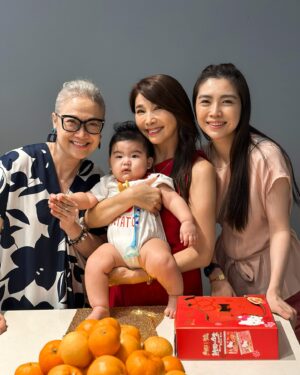 Chen Xiuhuan Instagram - 大年初十🍊🍊
祝福大家
十全十美、
事事如意！🧧🧧
#拜年 
#初十
#过年
#新年快乐
#农历新年
#恭喜發財 
#cny
#chinesenewyear
#lunarnewyear 
#gongxifacai 
#chenxiuhuan 
#陈秀环