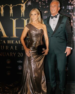 Cheryl Hines Instagram - Oh what a night! The MAHA ball in DC was sooooo fun! 
Thank you 
@romonakevezacollection for the gorgeous gown 
@coadyculha for the beautiful diamonds!🤍🤍🤍
Bag - @rogervivier 
Make up- @michellebankson 
Hair - @georginapenate 
Hair color/extensions - @kaileystylezz
Tux - @peymanumay  #MAHABALL.