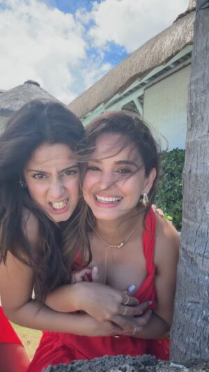 Chetna Pande Instagram - Excuse me,
Why
are we so cute?? 

@mauritius_india @constancehotels @europamedia.ent @adzione 
#MauritiusNow
#FeelOurIslandEnergy
#mauritiustourism
#Myconstancemoment #TrueIndianOcean
