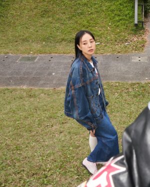 Chiago Liu Instagram - 因為喜歡Oversized 的寬鬆感，我私底下買衣服的時候通常會買大一兩個尺寸，尤其是外套，毛衣，衛衣，襯衫，T恤（幾乎全部哈哈哈哈）如果衣服本身設計是落肩就更棒啦！當然還有一個方法就是直接穿男裝😆很多品牌的男裝都很好看，逛街的時候記得一網打盡（？）
身上這件True Religion 牛仔外套就是男裝，超喜歡，弟弟一直在覬覦他，但我是不會給的哈哈哈哈🤣

Outfit @truereligion_taiwan 
合作演出 (?) @lilyoung_official