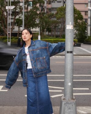 Chiago Liu Instagram - 因為喜歡Oversized 的寬鬆感，我私底下買衣服的時候通常會買大一兩個尺寸，尤其是外套，毛衣，衛衣，襯衫，T恤（幾乎全部哈哈哈哈）如果衣服本身設計是落肩就更棒啦！當然還有一個方法就是直接穿男裝😆很多品牌的男裝都很好看，逛街的時候記得一網打盡（？）
身上這件True Religion 牛仔外套就是男裝，超喜歡，弟弟一直在覬覦他，但我是不會給的哈哈哈哈🤣

Outfit @truereligion_taiwan 
合作演出 (?) @lilyoung_official