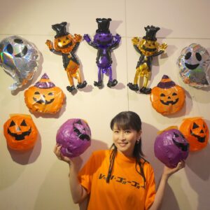 Chisato Moritaka Instagram - ⁡
森高千里2024『レッツ・ゴォーゴォー！ツアー』
10月28日 愛知 Zepp Nagoya公演 終了しました！
 
今日も熱気に包まれる熱～いライブでしたね～！
皆さんの楽しむ姿を見て私も元気をもらいました。
 
1階席、2階席の後ろの方まで盛り上がりがすごかったですね！
来てくださった皆さんありがとうございました。
 
スタッフの技術と思いが詰まった衣装とヘアーはいかがでしたか？
そちらにも注目してみてください！
 
次は明日 10月29日 Zepp Nagoya公演 です。
 
#chisatomoritaka
#森高千里
#レッツゴォーゴォーツアー
#愛知県
#名古屋市
#ZeppNagoya
#松浦商店 の「#松浦の味噌ヒレカツ重」
#とん八 の「#味噌とんかつ弁当」
#iniccoffee #イニックコーヒー の「#コーヒーゼリー」「#ブレンドコーヒー」
#新雀本店 の「#みたらし団子」「#きなこ団子」