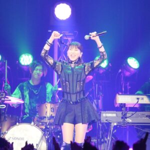 Chisato Moritaka Instagram - ⁡
森高千里2024『レッツ・ゴォーゴォー！ツアー』
12月19日 大阪 Zepp Namba (OSAKA)公演 終了しました！
⁡
2024年最後のコンサートでした！
⁡
皆さん最初からテンションがすごかったですね〜。
最高の応援ありがとうございました！
わたしも楽しくパフォーマンスすることができました。
⁡
お昼は大阪の街に出て「かすうどん」を食べに行ってきましたよー。
食い倒れの街は美味しいものがたくさんありますね。
⁡
たくさんパワーを頂きました。私からも沢山送ったつもりですが届いていますか？
来年も4月からツアーが決まりましたよ〜
「2025 森高千里コンサートツアー"あなたも私もファイト‼"」
ホームページをチェックしてくださいね。
⁡
来年も一緒に楽しみましょう〜。
⁡
今年もたくさんの場所でコンサートができて、皆さんとも出会えて良い 1 年でした。
ありがとうございました！
⁡
次は来年 1月18日 Zepp DiverCity (TOKYO)公演 でお会いしましょう！
皆さん良いお年を〜〜。
⁡
#chisatomoritaka
#森高千里
#レッツゴォーゴォーツアー
#大阪府
#大阪市
#浪速区
#zeppnamba
#手打ちうどん処不二屋 の「#かすうどん」「#かすカレーうどん」「#出汁巻き」
#グリル梵 の「#ビーフヘレカツサンド」
#mitarashifudo の「#生麩のみたらし」
#美好年代 の「#いちごドーナツ」