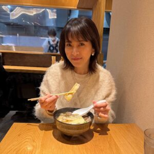 Chisato Moritaka Instagram - ⁡
森高千里2024『レッツ・ゴォーゴォー！ツアー』
11月20日 福岡 Zepp Fukuoka公演 終了しました！
⁡
福岡に来たら「九州育ち」をやっぱり歌わんとね〜。
あったかい空間が出来上がっていました。
⁡
各地からお集まりいただきありがとうございました。
皆さんの素敵な笑顔が見られて嬉しかったです。
今日もさらに大きな声援でしたね〜。
⁡
恒例のグルメやスイーツも満喫してきましたよー！
うどんにアイスクリームに明太フランスに……食欲の秋ですからね！（笑）
⁡
これからどんどん寒くなりますが、
体調に気をつけてまた元気でお会いしましょう！
⁡
次は 12月2日 Zepp DiverCity公演 です。
⁡
#chisatomoritaka
#森高千里
#レッツゴォーゴォーツアー
#福岡県
#福岡市
#ZeppFukuoka
#うどん平 の「#肉ごぼう天うどん」
#大名ソフトクリーム の「#生クリームミルク」「#アフォガード」「#モンブラン」
#フランス菓子16区 の「#ダックワーズ」
#MARIE #マリィ の「#シフォンケーキ」
#theFULLFULLHAKATA の「#明太フランス」