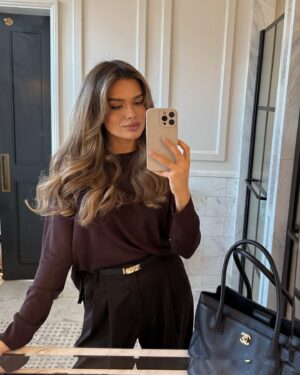 Chloe Lloyd Instagram - Have the most amazing Christmas everyone! 
Be merry, be wise, be jolly, be kind ✨🎄