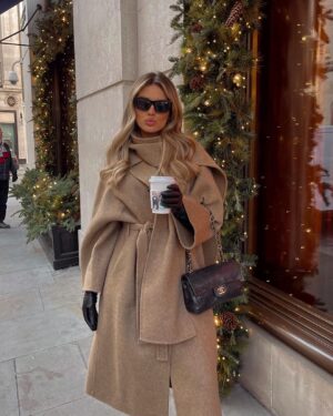 Chloe Lloyd Instagram - it’s tiiiiiiiiime 🎄🥂✨
(Comment LINK for a dm link to the coat)