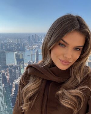 Chloe Lloyd Instagram - NYC 🐿️🥨🤎🍂 
I’ve spent the last few days in New York to celebrate my Dads 60th! We’ve had the most perfect crisp autumnal sunshine 🥹 Memories to last a lifetime.
#nyc #newyorkcity