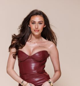 Actress Chloe Veitch HD Photos and Wallpapers February 2025