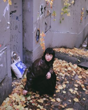 Chloe Xiang Instagram - 🍂

2024，將自己折疊進一張單程機票，
在異鄉拆封語言的邊界，
在電影的光影裡找到自己的形狀。
日落與日出相連，夢與現實交錯，
以為的遠方，成了日常的一部分。

2025，練習化成一顆新的種子，
像潮水推開礁石，像春風催促花開。
願小小的我仍敢踏出未知的門，
讓世界以更遼闊的方式回應。

📷 @sauvignon_says