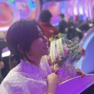 Choi Kang-hee Instagram - #mbc연예대상신인상최강희
#메이크업/정샘물/장정금쌈
#루710/송현주쌤
#스다일리스트/최혜련
#네일/합정emi/김연미쌤
#클라라웨딩

친구들이 그러더라구요 '누가보면 대상탄줄 알겠다구'요.ㅋㅋㅋㅋㅋ
여러분 저는요 시상식 끝나고 긴장이 풀려서 엄마집가서 하루를 먹고 자고 먹고자고 했더니 이제 좀 좋아요.

그날.. 백지에서 살려낸 마음들은 소개를 했지만
그래도 놓친 분들이 더 많아서 죄송한 마음과 감사한 마음 그리고 느낀점 올립니다.

한 해 또 그 전에도 그동안 잘 챙겨주시고 도와주신
메이크업에 샵/김청경에 이태리쌤 감사합니다.
최혜련이사님 이쁜드레스 감사합니다.
정샘물 정금쌤 /루710현주쌤 감사합니다.
시상식 준비시켜주고 그렇게 고향내려가셔서 어찌나 감사하고 미안했는지 몰라요.감사합니다.
헤어 지승현쌤/스타일리스트 이종현실장님 감사합니다.올 해도 힙한 느낌들 많이 경험하게 해주세요! 

전참시 PD님[김윤집]작가님[이경희] 편집팀들이 
저를 매끄럽게 이쁘게 만들어주셨어요.
솔직히 제가 보기엔 제 자신은  나이에 비해 세상 모르고 고칠점이 많다는거 알고 있어요.알게 되기도 했구요.
하지만 이 프로그램[전지적참견 시점]을 보고 '아 나에게 저런 좋은 모습들이 있구나 '생각할수 있었고 (그게  이 프로그램에 특징아닐까) 생각을 했어요.
한 해동안 저도 발전할 수 있었습니다.감사합니다.

전참시 출연이후 전지적참견시점으로 사람을 바라보니 한 사람 한 사람 그렇게 사랑스럽고 멋지고 재밌기도하고 깊이 느껴집니다.
프로그램이 선한 영향력을 주네요.감사합니다.

시상식후에 또 느낀것 하나는
재능으로 웃음을 줄수있는  분들이 써포터가 되어주셔서 또 그 재능을 발휘해주시고 계시구나 라는 생각이 들더라구요.
많은 예능 제작자 피디 작가님 편집팀들 스탭들  힘든 한 주 히루 웃을수 있게 이쁜 웃음을 주시기 위해 노력하는 모든  예능인 분들께 감사를 드리고 싶습니다.

신인상 주셔서 감사합니다.그리고
이 모든것 느낄수 있는 삶을 주신 하나님 감사합니다.

Ps.아참 장진천쌤 감사합니다.
진천쌤(그림선생님)이 전에 저널링을 가르쳐주시면서 그림일기를 읽어주신적이 있는데.
저와같이 막막한 시절을 겪었을때 그때의 일기였는데
공감이 가고 아.. 맞아 가는것보다도
서는것 까지가 기회야. 라는 생각이 들며
그시간을 보내는 분들이 그 시간이 버텨내는 시간이 얼마나 대단하고 힘든시간들 이라는 것을 공감해드리고 싶고 응원하고 싶다는 생각이 들더라구요.영감을 주셔서 감사합니다.
응용할수있게 허락해주셔서도 감사해요.
출처 밝힙니다.