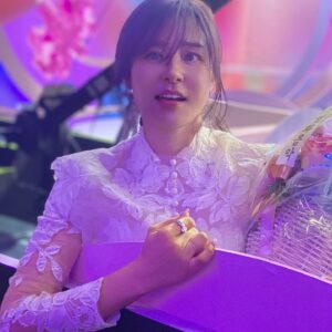 Choi Kang-hee Instagram - #mbc연예대상신인상최강희
#메이크업/정샘물/장정금쌈
#루710/송현주쌤
#스다일리스트/최혜련
#네일/합정emi/김연미쌤
#클라라웨딩

친구들이 그러더라구요 '누가보면 대상탄줄 알겠다구'요.ㅋㅋㅋㅋㅋ
여러분 저는요 시상식 끝나고 긴장이 풀려서 엄마집가서 하루를 먹고 자고 먹고자고 했더니 이제 좀 좋아요.

그날.. 백지에서 살려낸 마음들은 소개를 했지만
그래도 놓친 분들이 더 많아서 죄송한 마음과 감사한 마음 그리고 느낀점 올립니다.

한 해 또 그 전에도 그동안 잘 챙겨주시고 도와주신
메이크업에 샵/김청경에 이태리쌤 감사합니다.
최혜련이사님 이쁜드레스 감사합니다.
정샘물 정금쌤 /루710현주쌤 감사합니다.
시상식 준비시켜주고 그렇게 고향내려가셔서 어찌나 감사하고 미안했는지 몰라요.감사합니다.
헤어 지승현쌤/스타일리스트 이종현실장님 감사합니다.올 해도 힙한 느낌들 많이 경험하게 해주세요! 

전참시 PD님[김윤집]작가님[이경희] 편집팀들이 
저를 매끄럽게 이쁘게 만들어주셨어요.
솔직히 제가 보기엔 제 자신은  나이에 비해 세상 모르고 고칠점이 많다는거 알고 있어요.알게 되기도 했구요.
하지만 이 프로그램[전지적참견 시점]을 보고 '아 나에게 저런 좋은 모습들이 있구나 '생각할수 있었고 (그게  이 프로그램에 특징아닐까) 생각을 했어요.
한 해동안 저도 발전할 수 있었습니다.감사합니다.

전참시 출연이후 전지적참견시점으로 사람을 바라보니 한 사람 한 사람 그렇게 사랑스럽고 멋지고 재밌기도하고 깊이 느껴집니다.
프로그램이 선한 영향력을 주네요.감사합니다.

시상식후에 또 느낀것 하나는
재능으로 웃음을 줄수있는  분들이 써포터가 되어주셔서 또 그 재능을 발휘해주시고 계시구나 라는 생각이 들더라구요.
많은 예능 제작자 피디 작가님 편집팀들 스탭들  힘든 한 주 히루 웃을수 있게 이쁜 웃음을 주시기 위해 노력하는 모든  예능인 분들께 감사를 드리고 싶습니다.

신인상 주셔서 감사합니다.그리고
이 모든것 느낄수 있는 삶을 주신 하나님 감사합니다.

Ps.아참 장진천쌤 감사합니다.
진천쌤(그림선생님)이 전에 저널링을 가르쳐주시면서 그림일기를 읽어주신적이 있는데.
저와같이 막막한 시절을 겪었을때 그때의 일기였는데
공감이 가고 아.. 맞아 가는것보다도
서는것 까지가 기회야. 라는 생각이 들며
그시간을 보내는 분들이 그 시간이 버텨내는 시간이 얼마나 대단하고 힘든시간들 이라는 것을 공감해드리고 싶고 응원하고 싶다는 생각이 들더라구요.영감을 주셔서 감사합니다.
응용할수있게 허락해주셔서도 감사해요.
출처 밝힙니다.