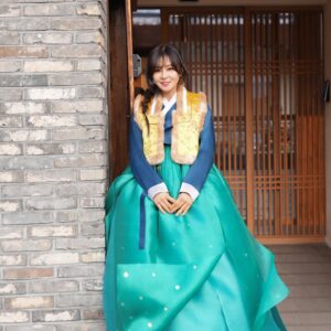 Choi Kang-hee Instagram - 한복입고 서촌 걸어다니는거 누가 하나했는데 ㅋㅋㅋ...^^*

🙋‍♀️새해복많이받으세요!
🙇설날 한복 입는거
어렸을때요 늘 새해 한복입었어서 늘 이상하게..
설날되면 한복 입고싶었었거든요
그런데 한복은 어디서 뭘 사야할지 사면 내가 한 벌이라도 때마다 소화할수 있을지 그걸 입고 걸어다닐 수는 있는건지..
그런데 이번 새해인사를 핑계삼아 한번 입어볼수 있었어요

#도화한복#항아리핏#아름다워요#인텔리젠시아#좋아하는커피를찾아가는기쁨#모두협찬감사합니다#도움이되면좋겠네요#추천 👍 #참말만하는#유료광고절대아님⚠️#개인의취향
#메이크업정샘물#정금쌤#헤어rue710#현주쌤#사진디큐픽쳐스

#나도최강희#설날#29일업로드