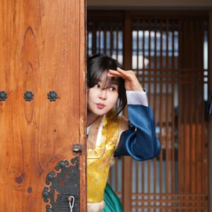 Choi Kang-hee Instagram - 한복입고 서촌 걸어다니는거 누가 하나했는데 ㅋㅋㅋ...^^*

🙋‍♀️새해복많이받으세요!
🙇설날 한복 입는거
어렸을때요 늘 새해 한복입었어서 늘 이상하게..
설날되면 한복 입고싶었었거든요
그런데 한복은 어디서 뭘 사야할지 사면 내가 한 벌이라도 때마다 소화할수 있을지 그걸 입고 걸어다닐 수는 있는건지..
그런데 이번 새해인사를 핑계삼아 한번 입어볼수 있었어요

#도화한복#항아리핏#아름다워요#인텔리젠시아#좋아하는커피를찾아가는기쁨#모두협찬감사합니다#도움이되면좋겠네요#추천 👍 #참말만하는#유료광고절대아님⚠️#개인의취향
#메이크업정샘물#정금쌤#헤어rue710#현주쌤#사진디큐픽쳐스

#나도최강희#설날#29일업로드
