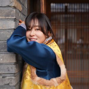 Choi Kang-hee Instagram - 한복입고 서촌 걸어다니는거 누가 하나했는데 ㅋㅋㅋ...^^*

🙋‍♀️새해복많이받으세요!
🙇설날 한복 입는거
어렸을때요 늘 새해 한복입었어서 늘 이상하게..
설날되면 한복 입고싶었었거든요
그런데 한복은 어디서 뭘 사야할지 사면 내가 한 벌이라도 때마다 소화할수 있을지 그걸 입고 걸어다닐 수는 있는건지..
그런데 이번 새해인사를 핑계삼아 한번 입어볼수 있었어요

#도화한복#항아리핏#아름다워요#인텔리젠시아#좋아하는커피를찾아가는기쁨#모두협찬감사합니다#도움이되면좋겠네요#추천 👍 #참말만하는#유료광고절대아님⚠️#개인의취향
#메이크업정샘물#정금쌤#헤어rue710#현주쌤#사진디큐픽쳐스

#나도최강희#설날#29일업로드