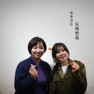 Choi Kang-hee Instagram - 한복입고 서촌 걸어다니는거 누가 하나했는데 ㅋㅋㅋ...^^*

🙋‍♀️새해복많이받으세요!
🙇설날 한복 입는거
어렸을때요 늘 새해 한복입었어서 늘 이상하게..
설날되면 한복 입고싶었었거든요
그런데 한복은 어디서 뭘 사야할지 사면 내가 한 벌이라도 때마다 소화할수 있을지 그걸 입고 걸어다닐 수는 있는건지..
그런데 이번 새해인사를 핑계삼아 한번 입어볼수 있었어요

#도화한복#항아리핏#아름다워요#인텔리젠시아#좋아하는커피를찾아가는기쁨#모두협찬감사합니다#도움이되면좋겠네요#추천 👍 #참말만하는#유료광고절대아님⚠️#개인의취향
#메이크업정샘물#정금쌤#헤어rue710#현주쌤#사진디큐픽쳐스

#나도최강희#설날#29일업로드