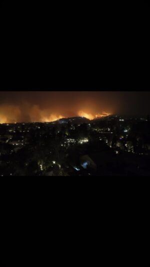 Christa Miller Instagram - Evacuating, love, prayers and gratitude to all the firefighters working so hard. This is all so heartbreaking 💔 

Drone 📹 @henryvlawrence
