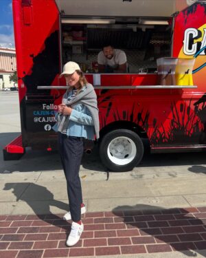 Christa Miller Instagram - Dress like Liz! Gotta still look cute at the food truck…😏💅🏼

Styling: @allysonfanger 

Hat: @sororitevintage  Shirt: @greglauren 
LS Tee: @commes.des.garcons  Pants: @greglauren 
Socks: @lebonshoppe 
Shoes: @goldengoose 
Jewelry: @jenmeyerjewelry 

#dresslikeliz