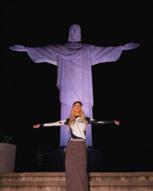 Christina Aguilera Instagram - Rio!!!!! thank you for all the love you showed me during my visit to your beautiful city! 💚 Our reunion was long overdue, and you made it so special. 

Thank you for the letters, sweet messages, and waiting HOURS outside the hotel for me 🥹 Your passion and spirit are unforgettable. This will stay with me forever. Até logo Rio 🇧🇷💚
