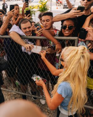 Christina Aguilera Instagram - Rio!!!!! thank you for all the love you showed me during my visit to your beautiful city! 💚 Our reunion was long overdue, and you made it so special. 

Thank you for the letters, sweet messages, and waiting HOURS outside the hotel for me 🥹 Your passion and spirit are unforgettable. This will stay with me forever. Até logo Rio 🇧🇷💚