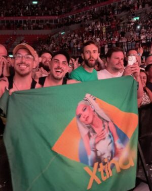 Christina Aguilera Instagram - Rio!!!!! thank you for all the love you showed me during my visit to your beautiful city! 💚 Our reunion was long overdue, and you made it so special. 

Thank you for the letters, sweet messages, and waiting HOURS outside the hotel for me 🥹 Your passion and spirit are unforgettable. This will stay with me forever. Até logo Rio 🇧🇷💚