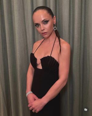 Christina Ricci Instagram - In @monotofficial and @martinkatzjewels for @yellowjackets season 3 premiere 🐝🥩🐝🥩

@juliavonboehm @kassidytaylorxx 
@allanface @rena.calhoun @rubyvo_ 
@absolute4ngel