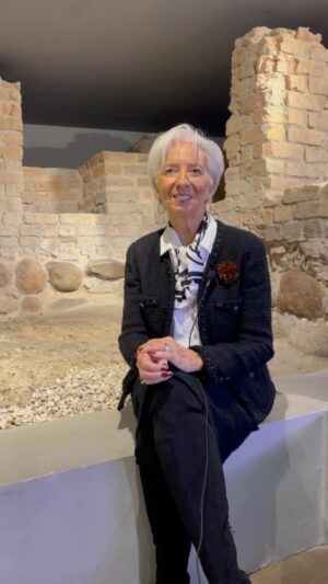 Christine Lagarde Instagram - 🇱🇹🇪🇺Good morning from Vilnius!

I’m here in Lithuania to celebrate the 10th anniversary of the country adopting the euro – a remarkable milestone in its history.

Later, I’ll deliver a keynote speech to discuss the current stance of the @europeancentralbank’s monetary policy. Stay tuned!